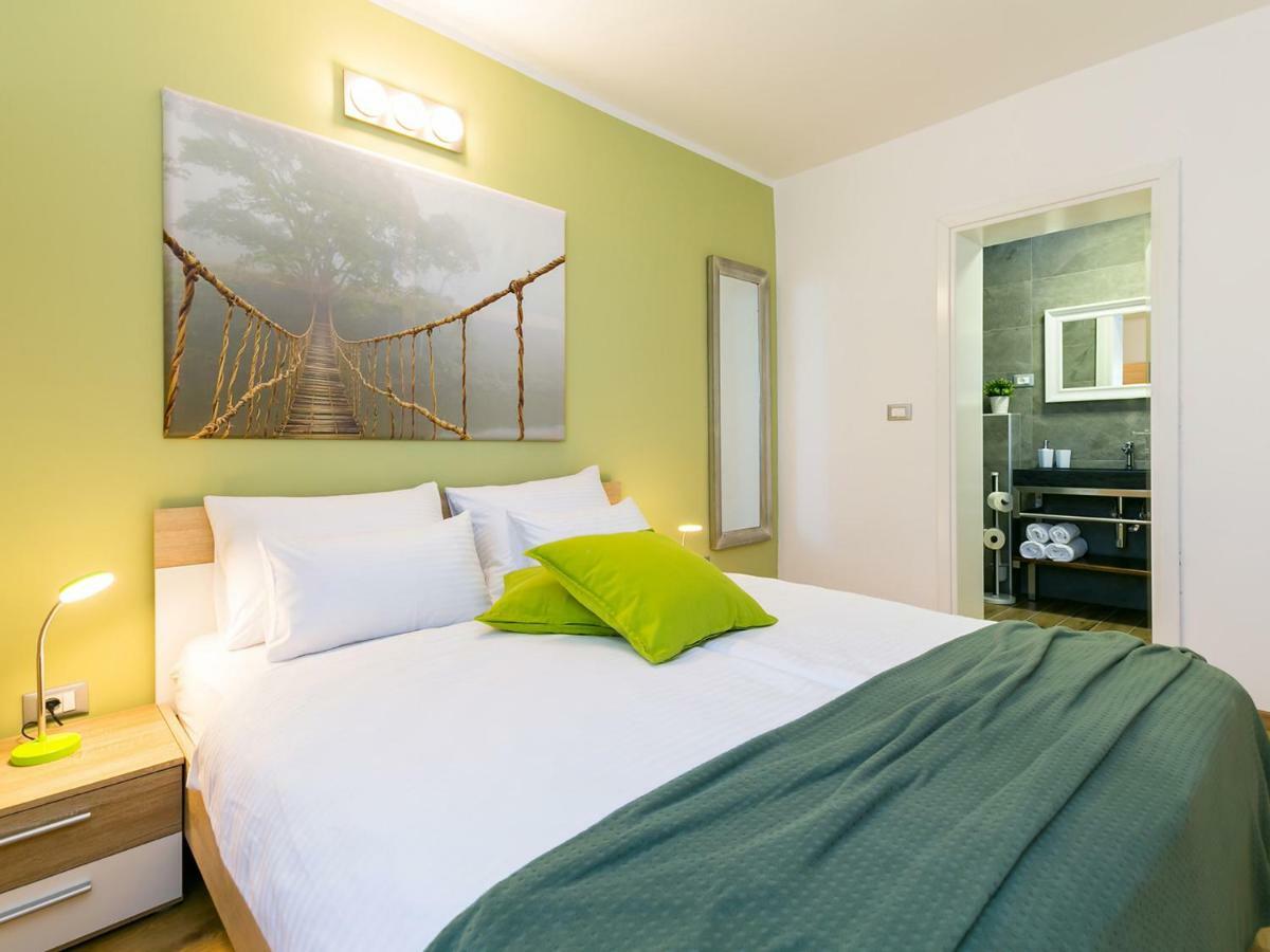 Pool Premium Apartment Vrsar Bagian luar foto