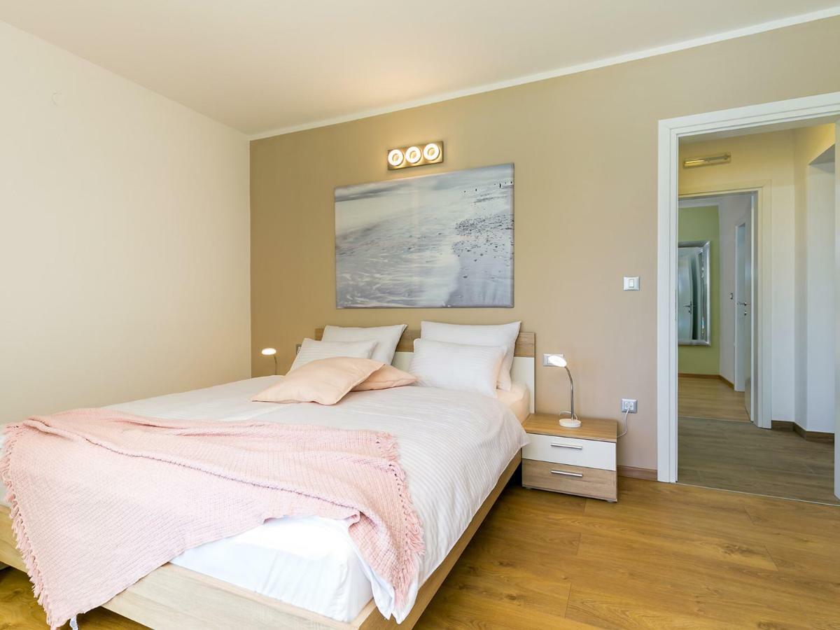 Pool Premium Apartment Vrsar Bagian luar foto
